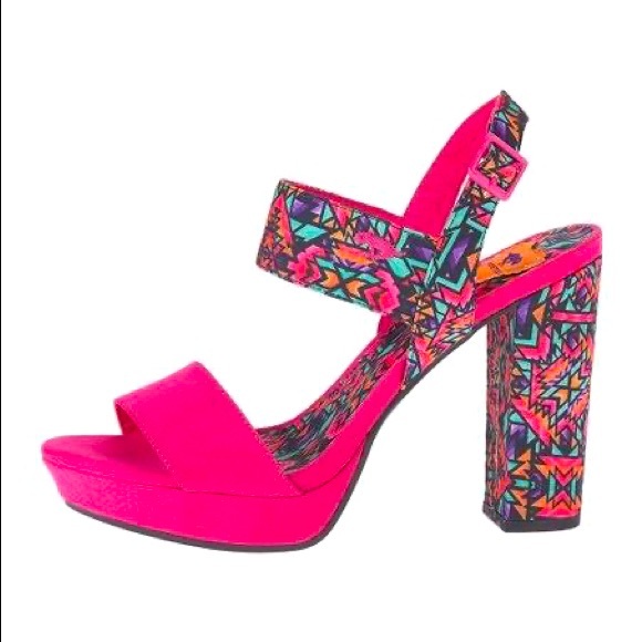 ROCKET DOG | Enhance Your Prance Heels in Bold Southwest - Picture 3 of 14